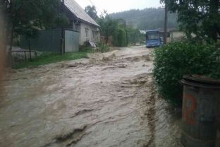 HASIČI: Vyliaty potok v obci Zákopčie