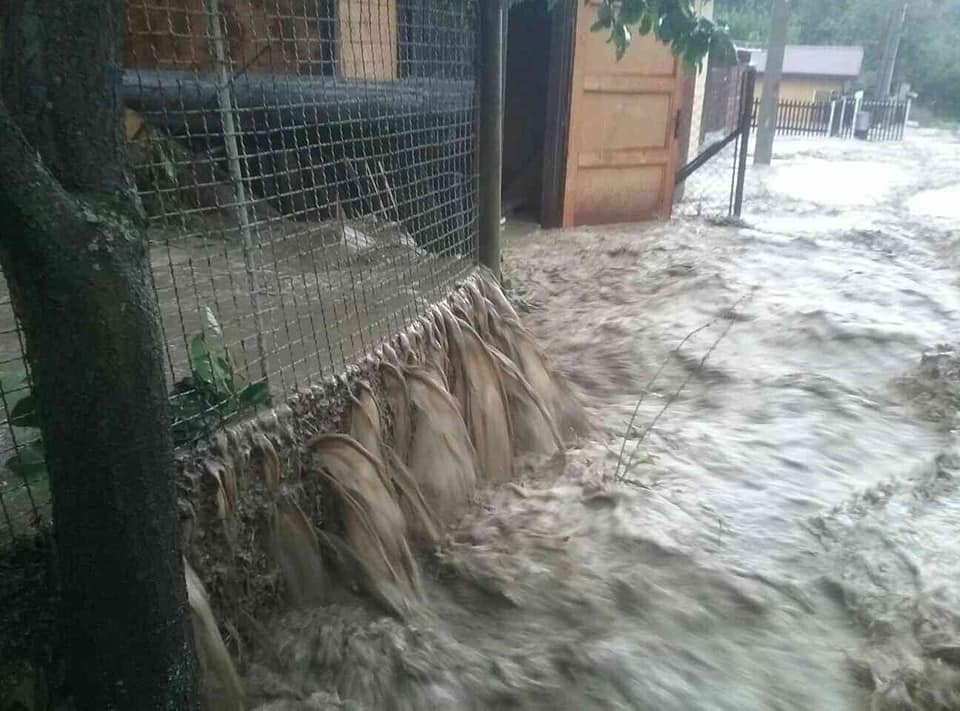 HASIČI: Vyliaty potok v obci Zákopčie