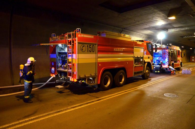 Hasiči, tunel