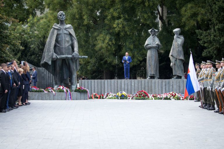Kladenie vencov k 74. výročiu SNP