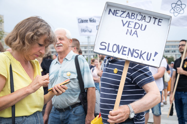 Protest za ukončenie stavu právnej neistoty, Iniciatíva Veda chce žiť! a Mladí vedci SAV