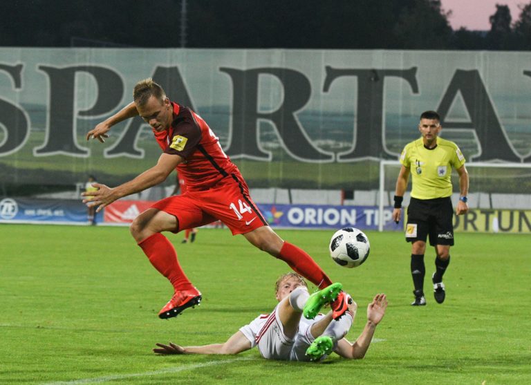 Robert van Philip z AS Trenčín a Adom Morong z ŠKF Sereď