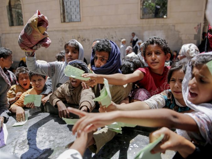 Potravinová pomoc obyvateľom Jemenu, ktorú zabezpečuje miestna charita.