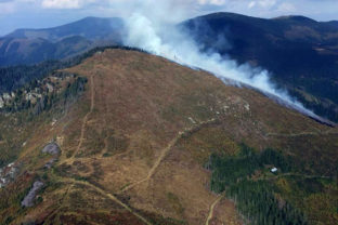 HASIČI: Rozsiahly požiar lesa v Polomke
