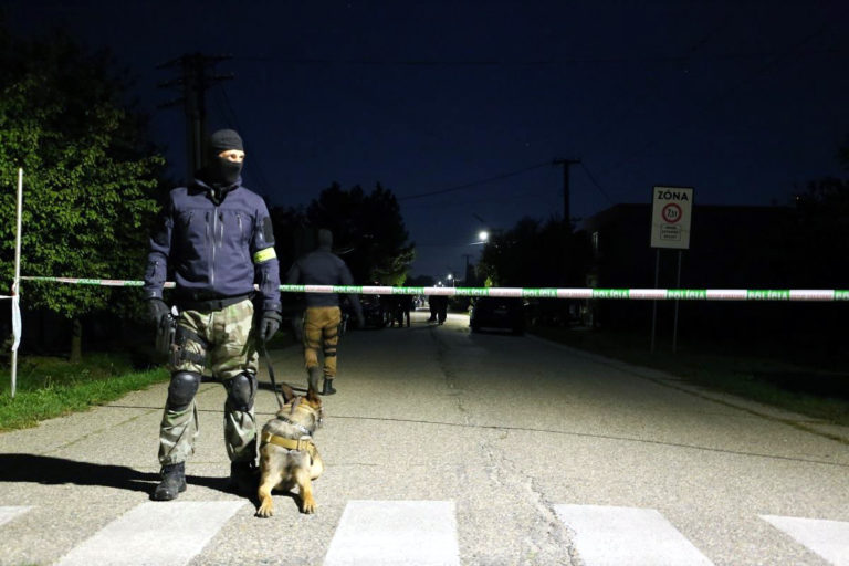 Vo štvrtok 27. septembra skoro ráno polícia na príkaz prokurátorov z Úradu špeciálnej prokuratúry zatkla podozrivých z vraždy novinára Jána Kuciaka a jeho priateľky Martiny Kušnírovej. Momentálne polícia neposkytuje bližšie informácie, vykonáva domové prehliadky a prvotné úkony. Zatýkalo sa na južnom Slovensku v okolí Kolárova a medzi zatknutými by mal byť vykonávateľ vraždy a osoby, ktoré mu na mieste činu pomáhali. Bratislava, 27. september 2018.