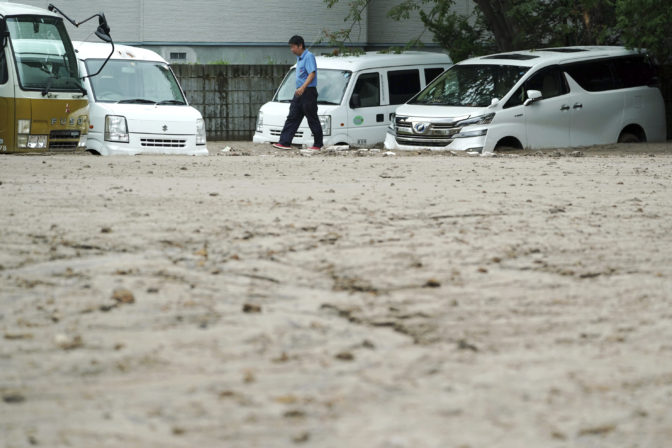 Japonskí záchranári a vojaci už tretí deň po sebe hľadajú osoby nezvestné po ničivom zemetrasení
