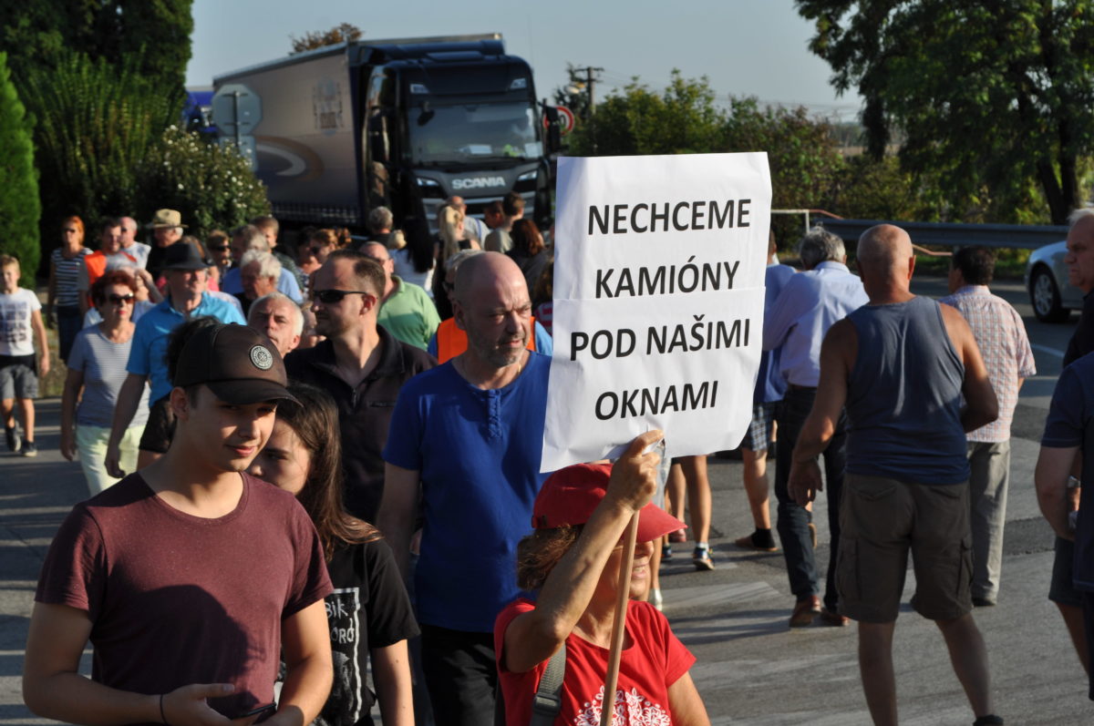 TRNAVA: Obyvatelia Modranky zablokovali dopravu