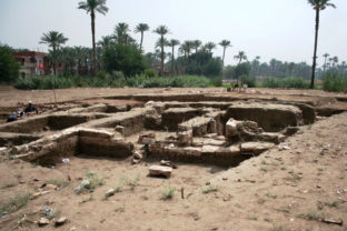 Egypt, archeológovia, staroveká budova