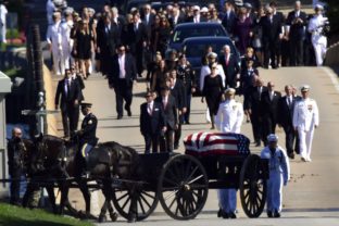 Pohreb Johna McCaina