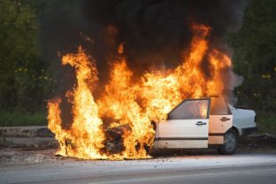 Nehoda, oheň, auto
