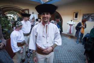 ڼUV: Kroje vo dvore