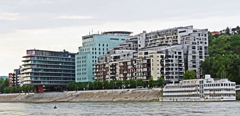 Hotely na nábreží Dunaja v Bratislave