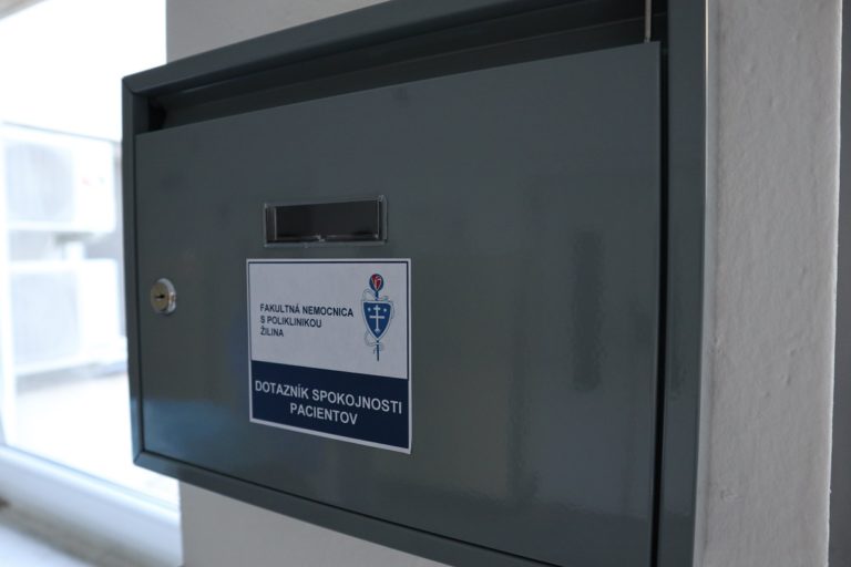 Fnsp za_dotazniky mozu pacienti vhodit do schranok rozmiestnenych po celom areali zilinskej nemocnice.jpg