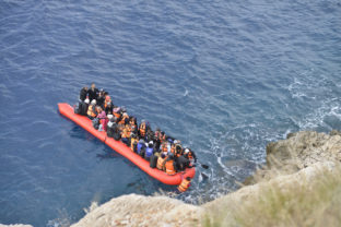 Loď, nafukovací čln, migranti