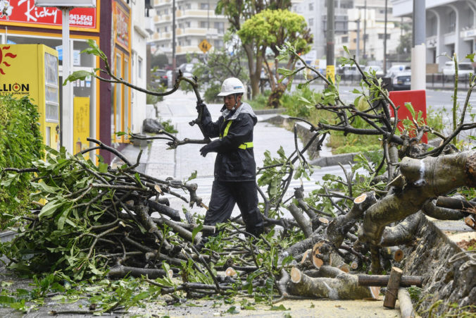 Japonsko zasiahol tajfún Trami, ktorý si vyžiadal desiatky zranených.
