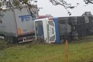 Nehoda autobusu a kamiona