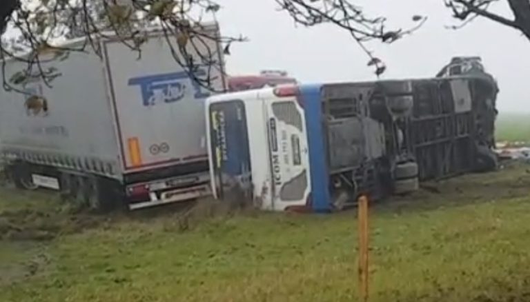 Nehoda autobusu a kamiona