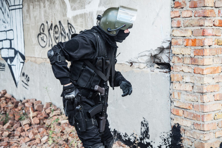 Člen policajnej jednotky