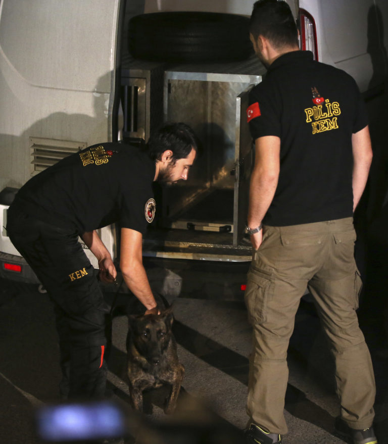 Polijti prehľadávajú rezidenciu