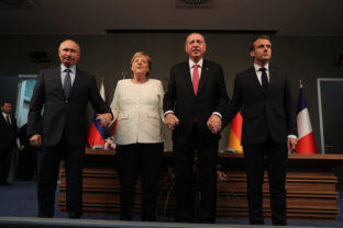 Pitun, Merkelová, Macron, Erdogan