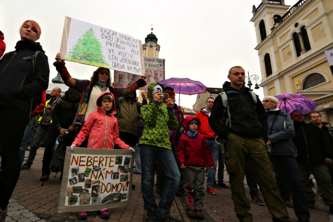 PROTEST: Za záchranu našich lesov