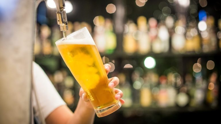 Pivo, čapovanie, ilustračná snímka