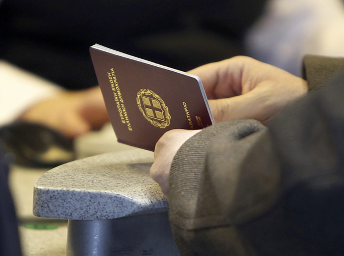 Letisko v Grécku, migranti, utečenci, falošné doklady