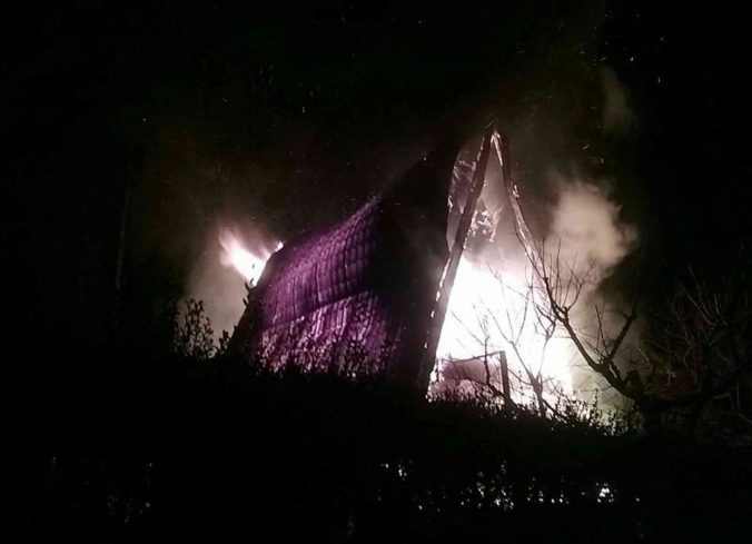požiar chaty v Partizánskom