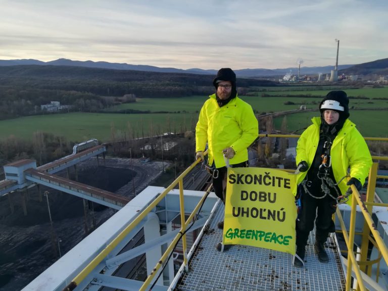 Aktivisti vyvesili transparent na ťažobnú vežu v areáli Hornonitrianskych baní