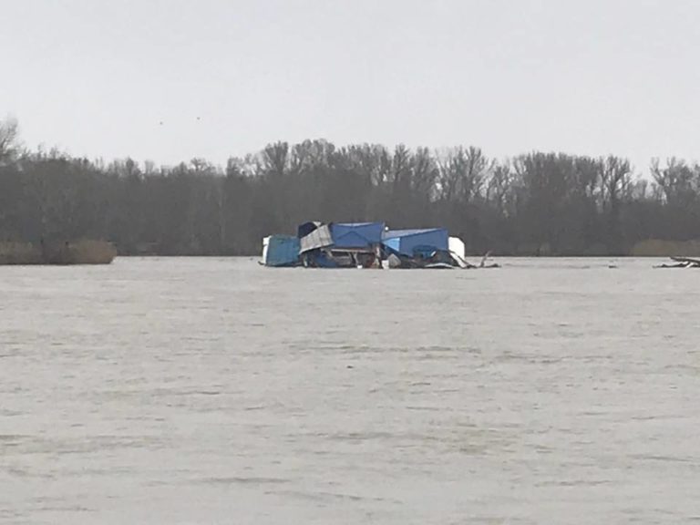 Odtrhnutý pontón na Dunaji