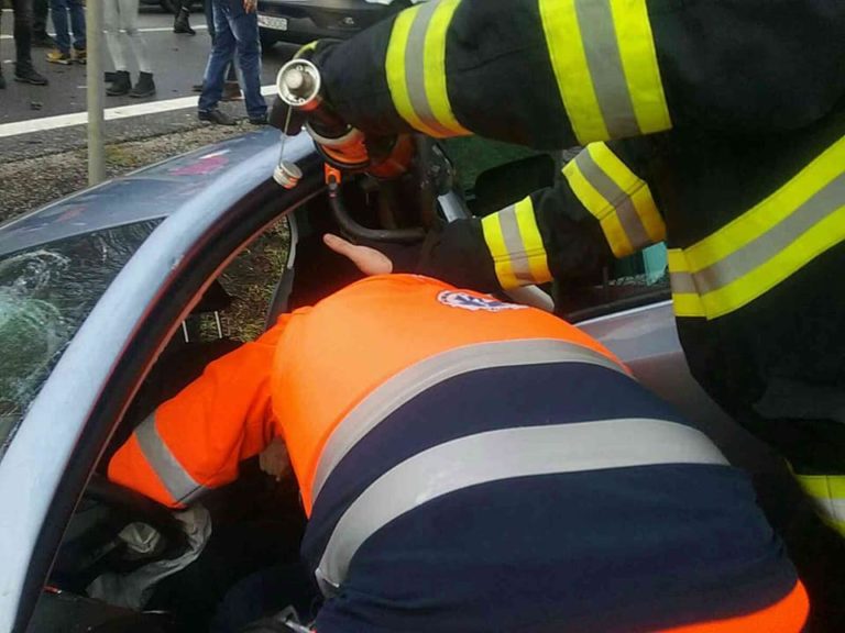 Čelná zrážka dvoch áut na ceste II/500