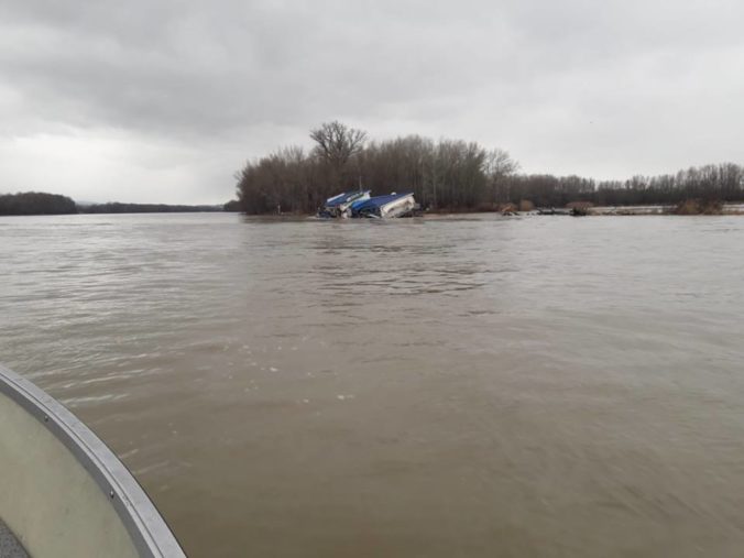 Odtrhnutý pontón na Dunaji