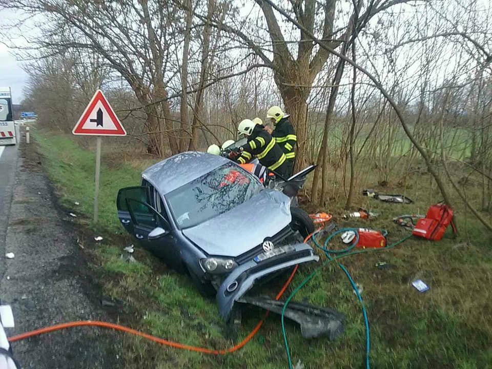 Čelná zrážka dvoch áut na ceste II/500