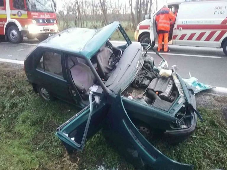 Čelná zrážka dvoch áut na ceste II/500