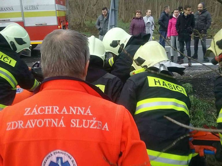 Čelná zrážka dvoch áut na ceste II/500