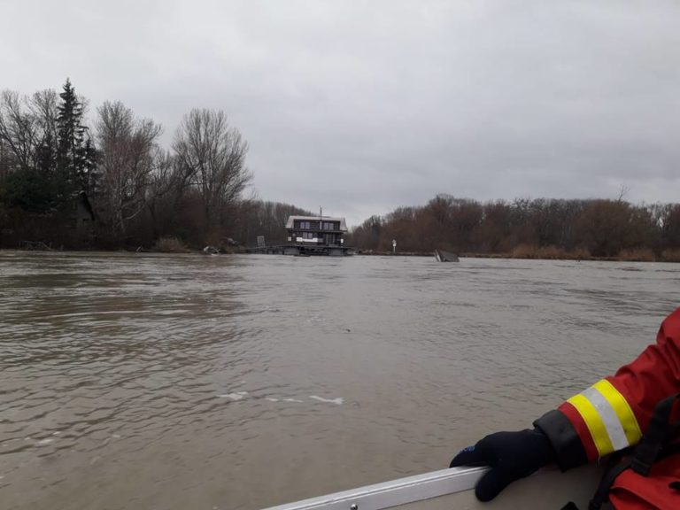 Odtrhnutý pontón na Dunaji
