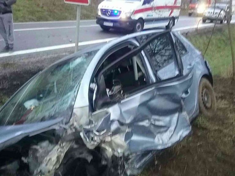 Čelná zrážka dvoch áut na ceste II/500