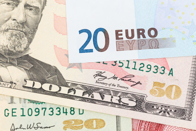 Euro stúplo voči doláru, americká mena si pohoršila aj oproti jenu