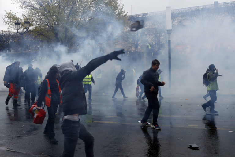 Protesty vo Francúzsku, demonštrácie, zvyšovanie daní, Emmanuel Macron