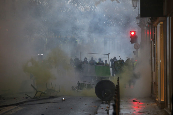 Protesty vo Francúzsku, demonštrácie, zvyšovanie daní, Emmanuel Macron