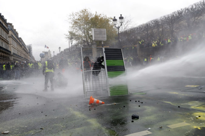 Protesty vo Francúzsku, demonštrácie, zvyšovanie daní, Emmanuel Macron