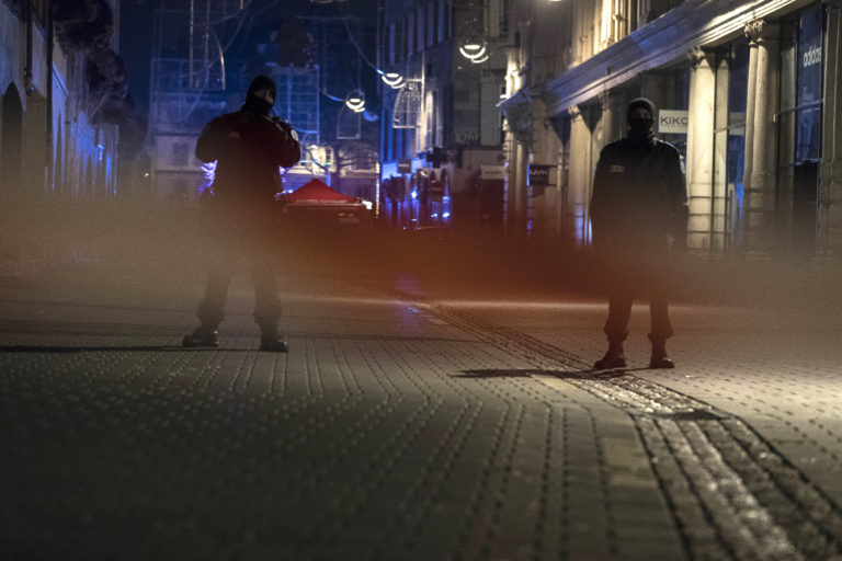 Streľba neďaleko vianočných trhov vo francúzskom Štrasburgu si vyžiadala troch mŕtvych a dvanásť zranených. Páchateľa chceli niekoľko hodín pred incidentom zatknúť. Bol na zozname ľudí, ktorí sú zrejme zradikalizovaní. Štrasburg, 11. december 2018.