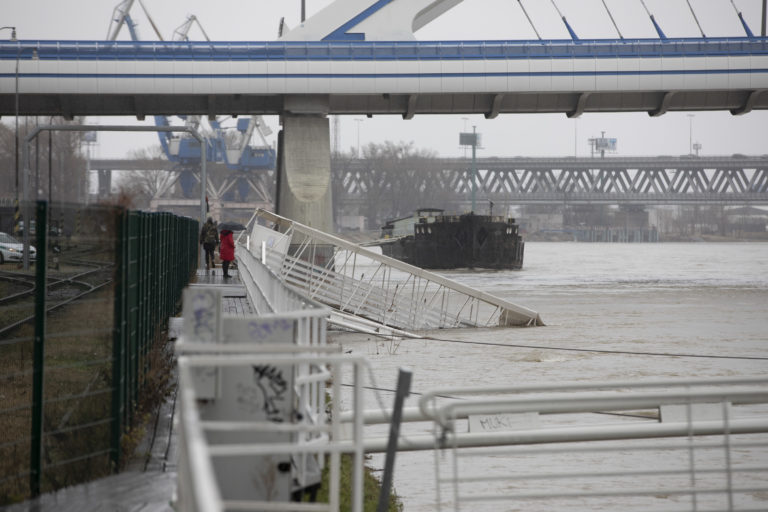 BRATISLAVA: Odtrhnutý pontón na Dunaji