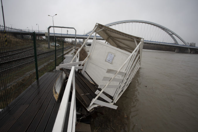 BRATISLAVA: Odtrhnutý pontón na Dunaji