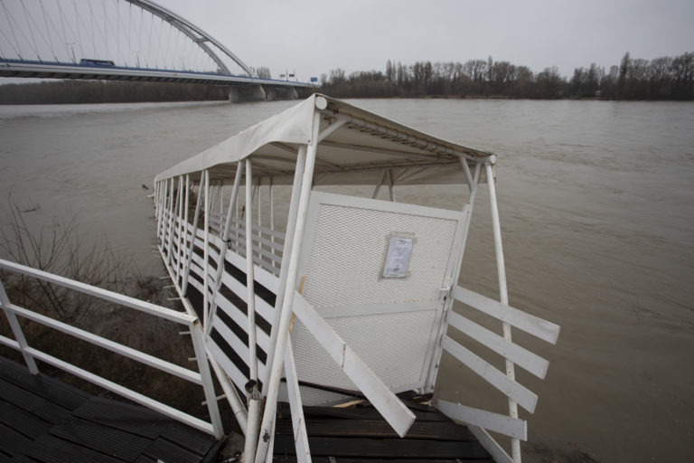 BRATISLAVA: Odtrhnutý pontón na Dunaji