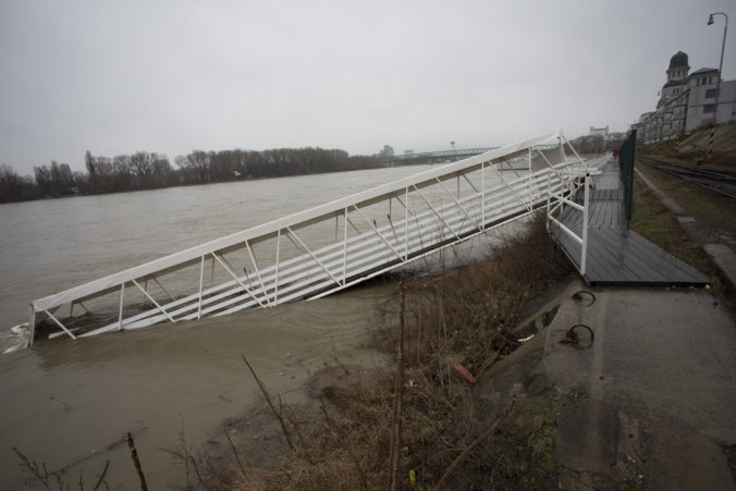 BRATISLAVA: Odtrhnutý pontón na Dunaji