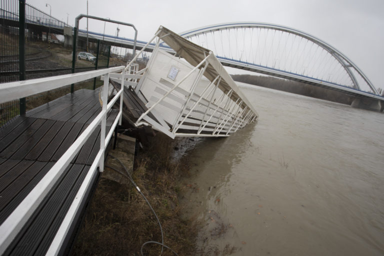 BRATISLAVA: Odtrhnutý pontón na Dunaji