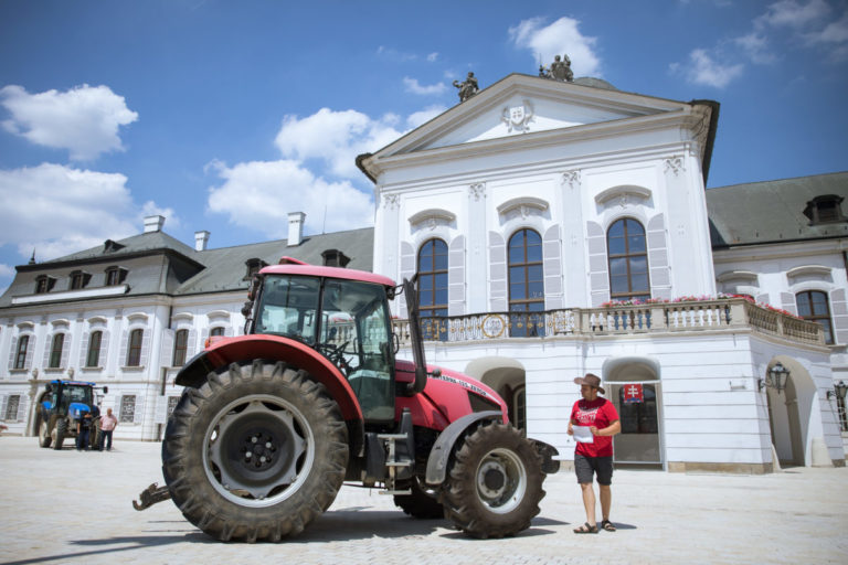 PROTEST: Farmári na traktoroch v Bratislave
