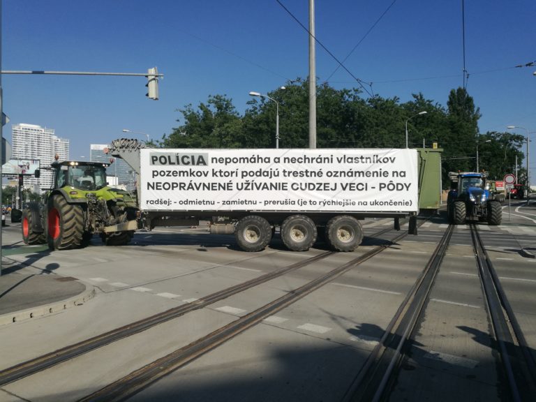 PROTEST: Farmári na traktoroch v Bratislave