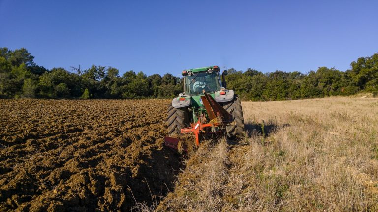 Tractor 1732144_1280.jpg